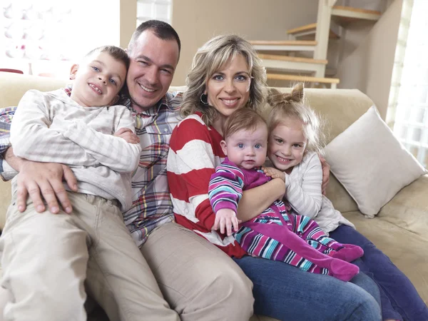 Família jovem feliz em casa — Fotografia de Stock