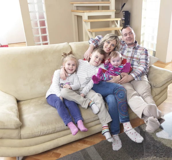 Família jovem feliz em casa — Fotografia de Stock