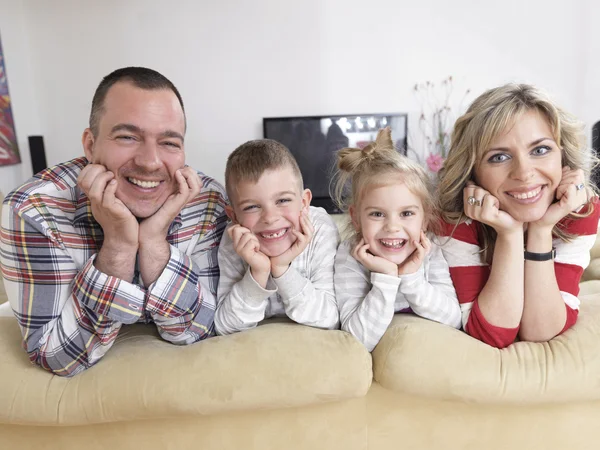 Família jovem feliz em casa — Fotografia de Stock