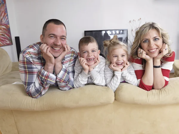 Felice giovane famiglia a casa — Foto Stock