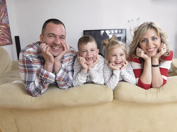 Família jovem feliz em casa — Fotografia de Stock