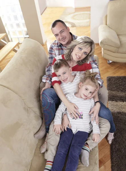 Счастливая молодая семья дома — стоковое фото