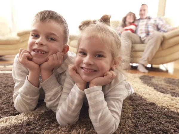 Família jovem feliz em casa — Fotografia de Stock