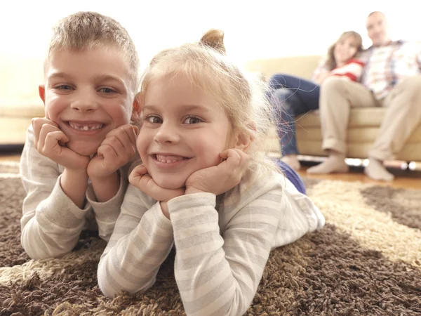 Família jovem feliz em casa — Fotografia de Stock