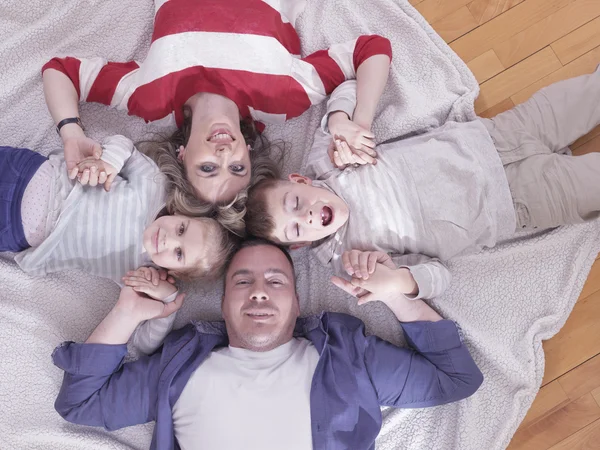 Família jovem feliz em casa — Fotografia de Stock