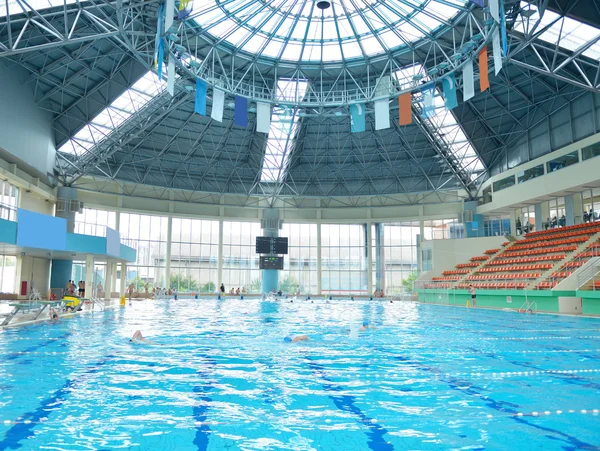 Groupe d'enfants heureux à la piscine — Photo