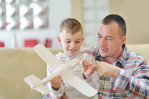 Отец и сын собирают игрушки для самолётов — стоковое фото