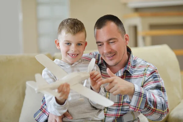 Padre e hijo ensamblando juguete de avión —  Fotos de Stock