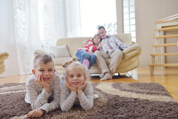 幸せな若い家族の自宅 — ストック写真