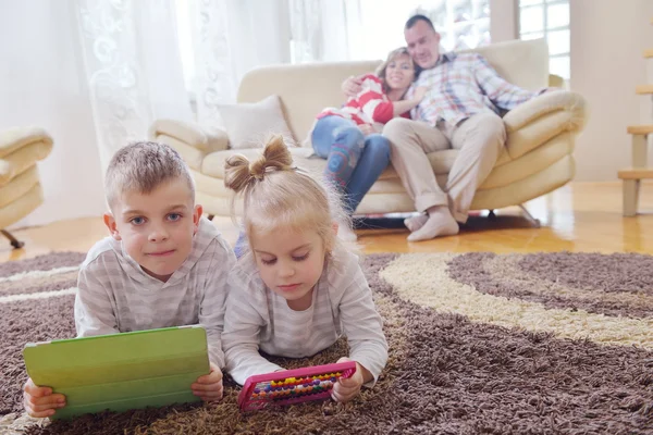 Gelukkige jonge familie thuis — Stockfoto