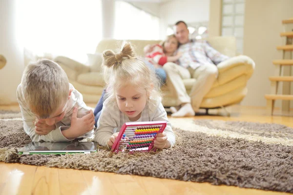 Feliz familia joven en casa — Foto de Stock