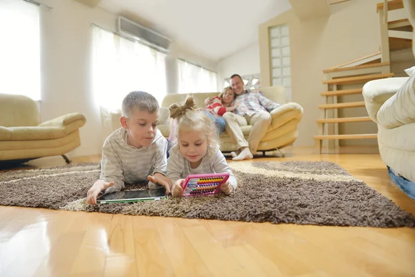 Mutlu genç bir aile evde — Stok fotoğraf