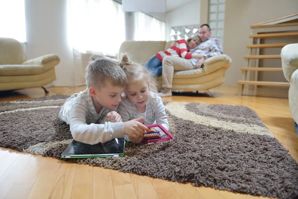 Mutlu genç bir aile evde — Stok fotoğraf