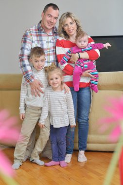 mutlu genç bir aile evde