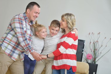 mutlu genç bir aile evde