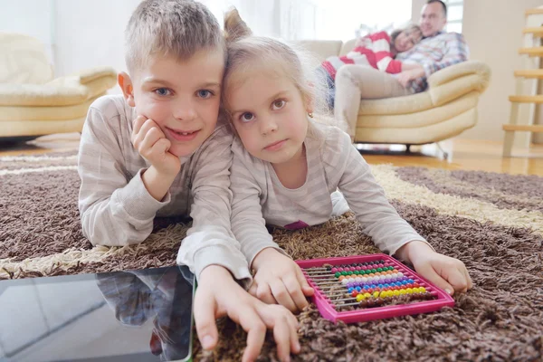 Felice giovane famiglia a casa — Foto Stock