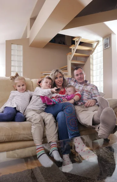 快乐的家庭在家里看电视 — 图库照片