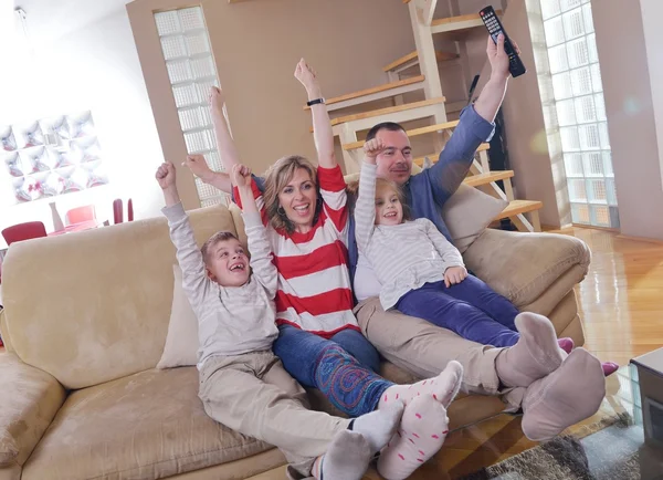 Felice famiglia guardando la TV a casa — Foto Stock