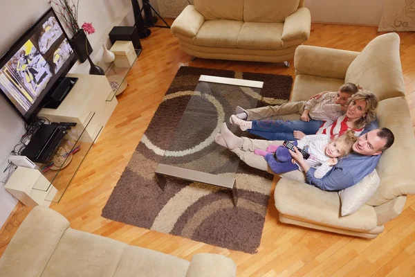 Счастливая семья смотрит телевизор дома — стоковое фото