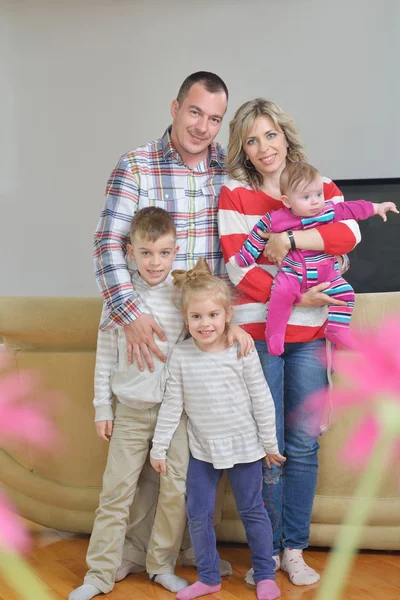Mladá rodina doma — Stock fotografie