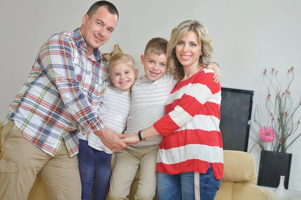 Felice giovane famiglia a casa — Foto Stock