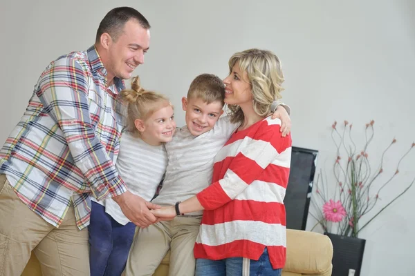 Família jovem feliz em casa — Fotografia de Stock