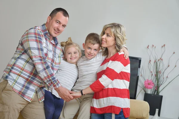 Família jovem feliz em casa — Fotografia de Stock