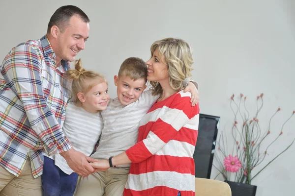 Família jovem feliz em casa — Fotografia de Stock