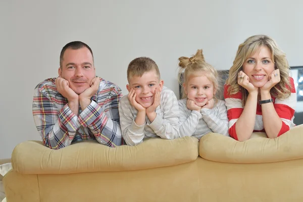 Glad ung familj hemma — Stockfoto