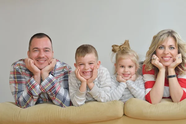快乐年轻的家庭在家里 — 图库照片