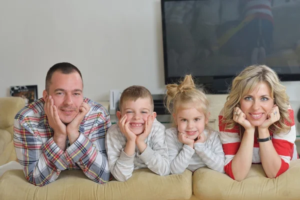 Família jovem feliz em casa — Fotografia de Stock