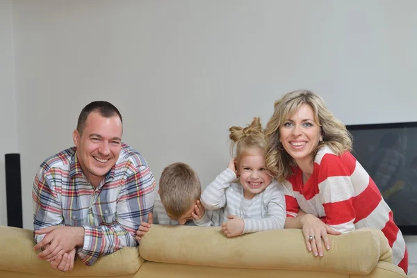 Glückliche junge Familie zu Hause — Stockfoto