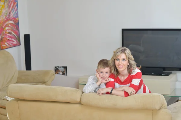 Feliz familia joven en casa — Foto de Stock