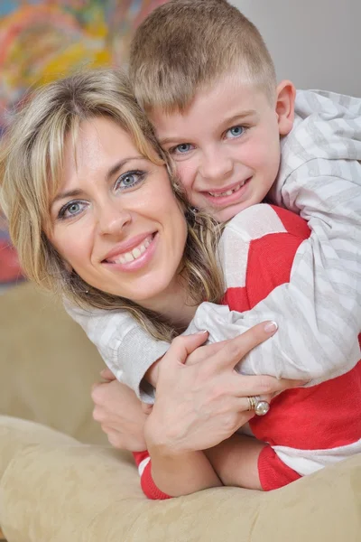 Felice giovane famiglia a casa — Foto Stock