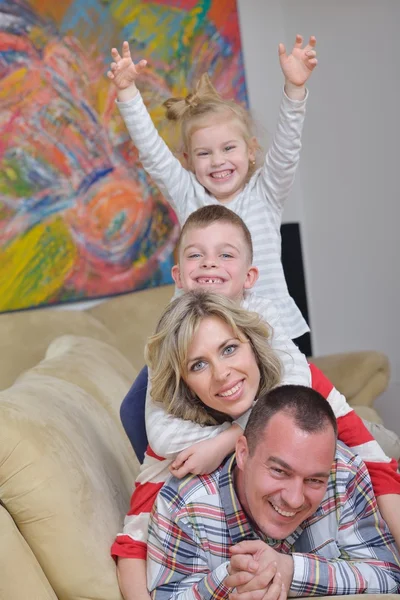 Família jovem feliz em casa — Fotografia de Stock