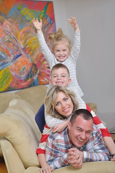 Família jovem feliz em casa — Fotografia de Stock