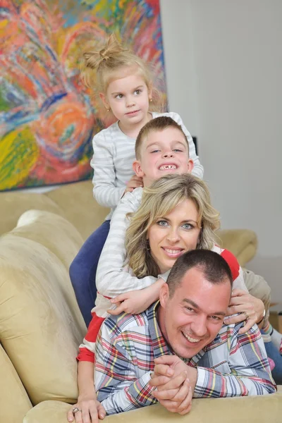 En lykkelig ung familie hjemme – stockfoto
