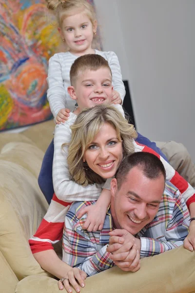 Feliz familia joven en casa — Foto de Stock