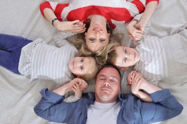 mutlu genç bir aile evde