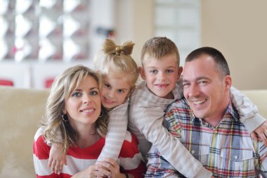 mutlu genç bir aile evde