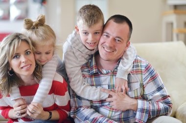 mutlu genç bir aile evde