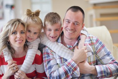 mutlu genç bir aile evde