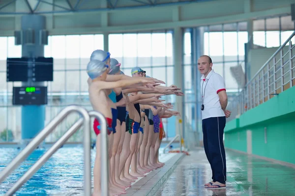 Groep van gelukkige jonge geitjes bij zwembad — Stockfoto