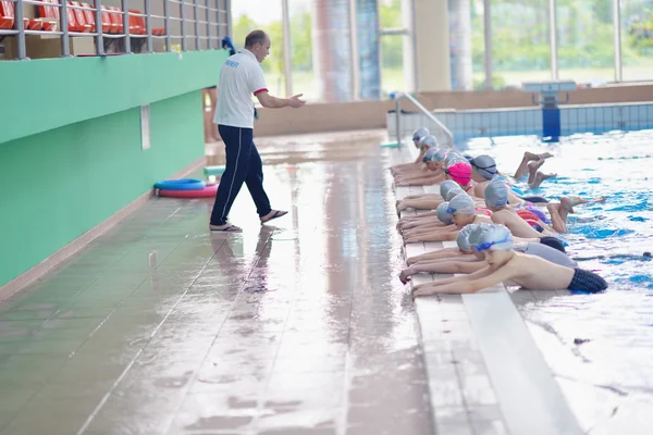 Grupo de niños felices niños en la piscina — Foto de Stock