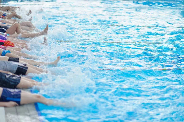 Groupe d'enfants à la piscine — Photo