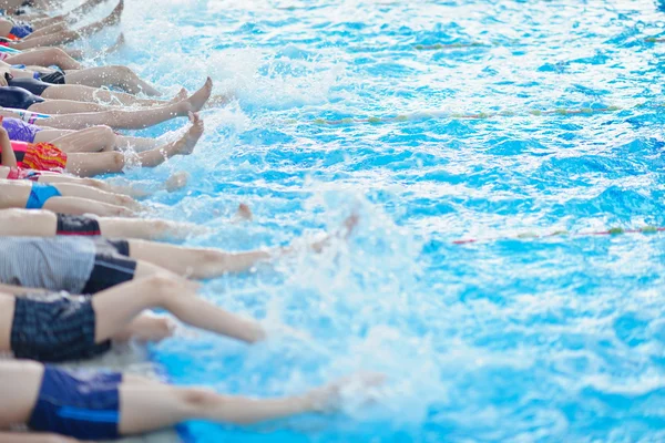 Kindergruppe im Schwimmbad — Stockfoto