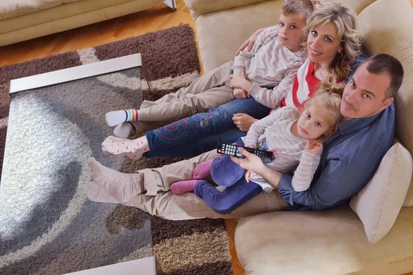 Felice giovane famiglia a casa — Foto Stock