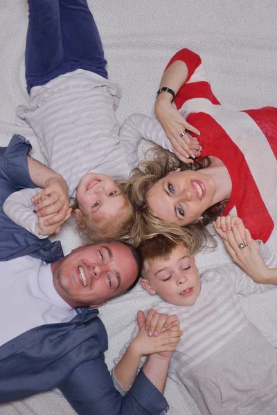 Família jovem feliz em casa — Fotografia de Stock