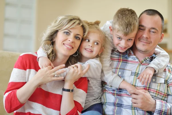Счастливая молодая семья дома — стоковое фото