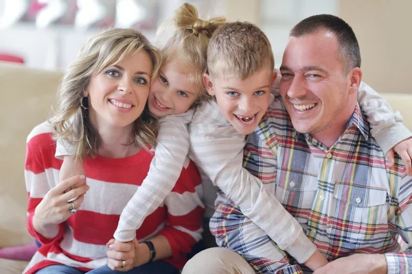 Felice giovane famiglia a casa — Foto Stock